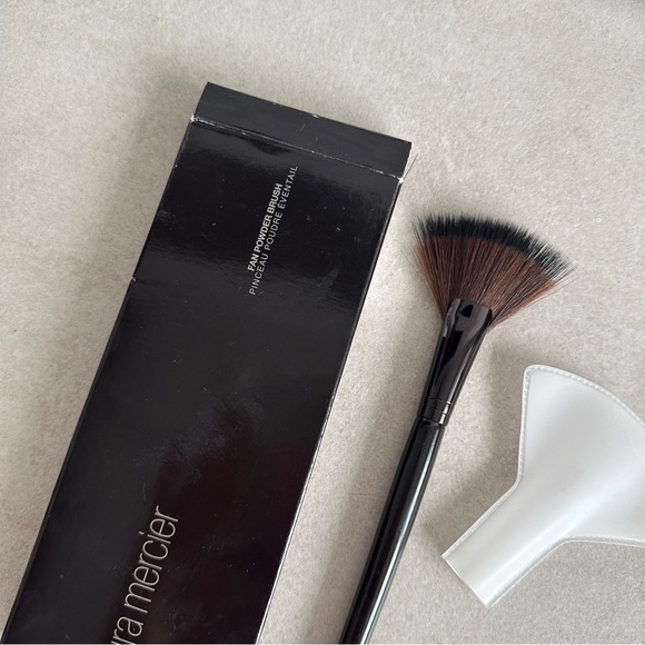 Laura Mercier Fan Powder Brush - Picture 2 of 7